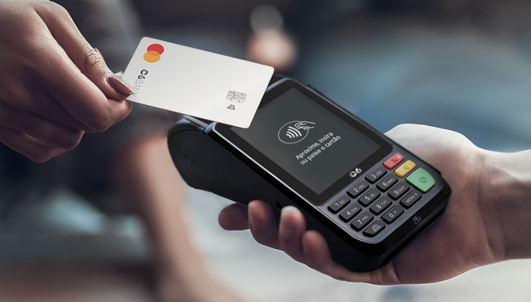 Maquininha C6 Pay recebendo pagamento por aproximação